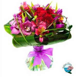 Bouquet rosso e fucsia con rose e alstroemerie