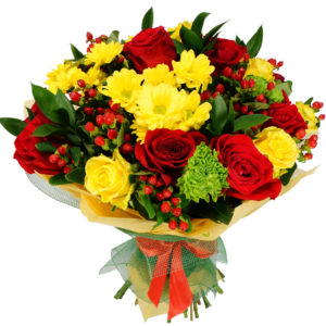 Bouquet rose rosse e fiori gialli
