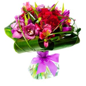 Bouquet rosso e fucsia con rose e alstroemerie