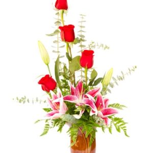 Composizione in vaso, composta da rose rosse e gigli rosa
