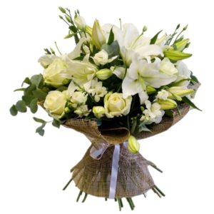 Bouquet di candidi gigli e rose bianche