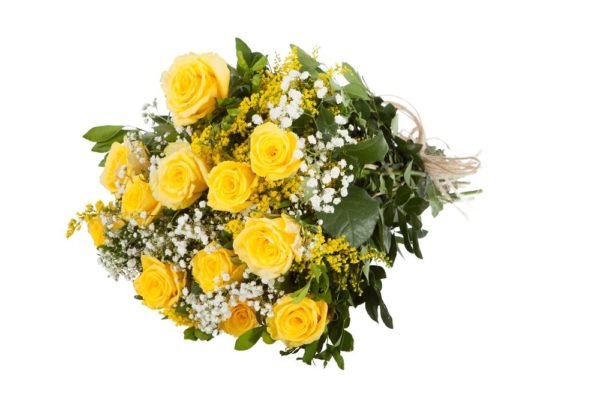 Bouquet di rose gialle e fiori di mimosa