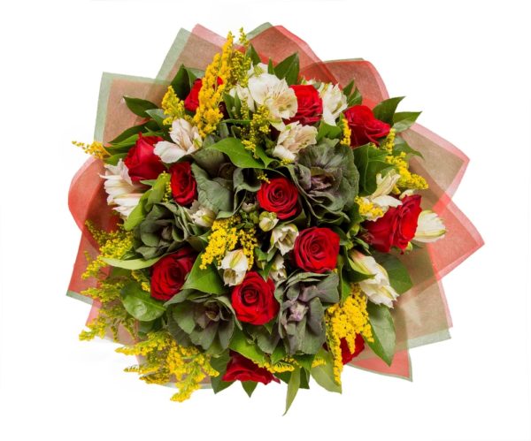 Bouquet di roselline rosse, fiori bianchi e rametti di mimosa