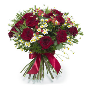 Bouquet di rose rosse e margherite