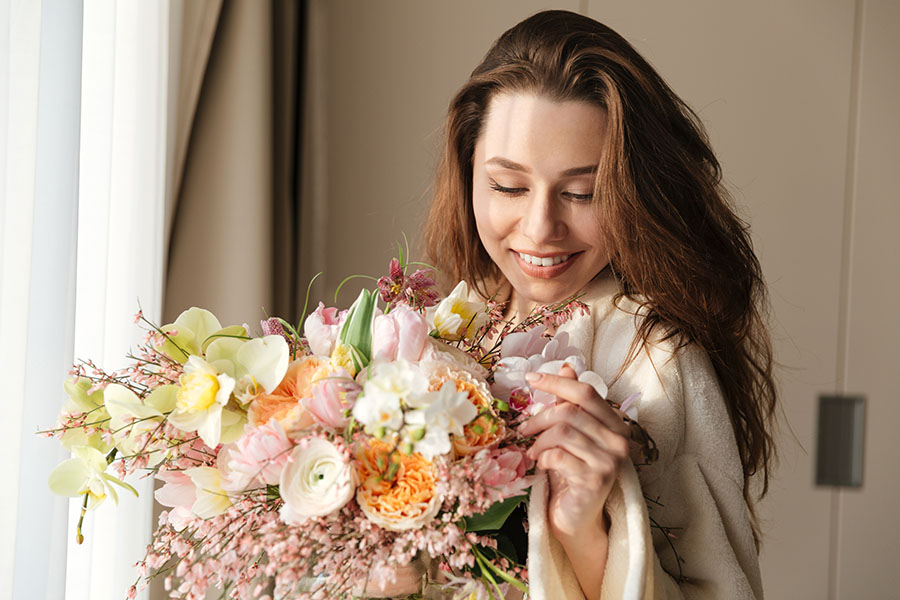 Recapitare dei fiori a casa per fare gli auguri