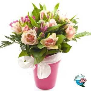 Cestino di rose rosa e fiori misti