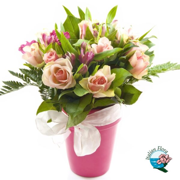 Cestino di rose rosa e fiori misti