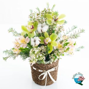 Cesto di orchidee e alstroemerie bianche