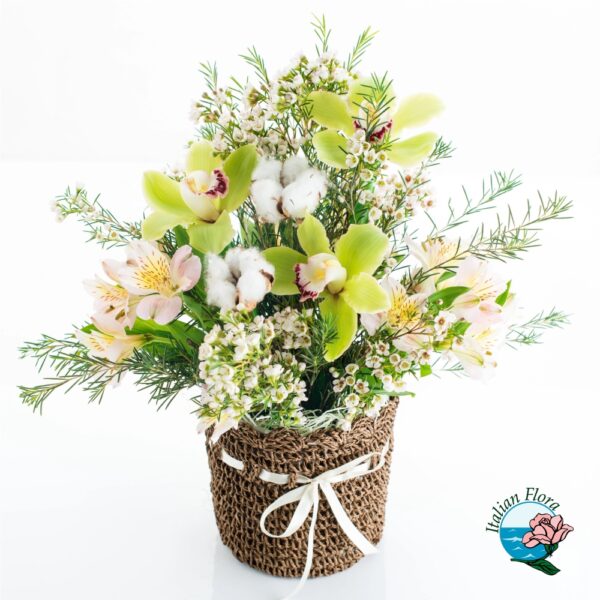 Cesto di orchidee e alstroemerie bianche