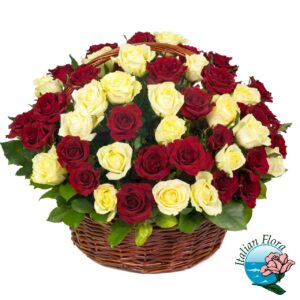 Cestino di rose rosse e bianche