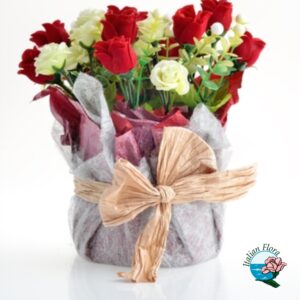 Cestino di rose rosse e bianche